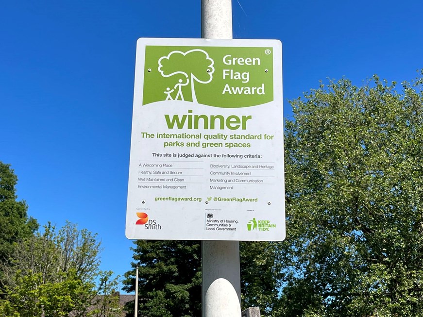 Image of Green Flag Award sign with text 'winner, the international quality standard for parks and green spaces' 'This site is judged against the following criteria' at the bottom of the sign is three logos DS Smith, Ministry of Housing, Communities & Local Government and Keep Britain Tidy
